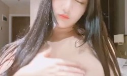 跪拜视角看小尤奈揉粉嫩巨胸。