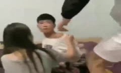 惹上混混找上门全打脚踢，女友还在求情