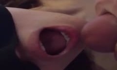 爱吃精的骚/女友被射了一嘴，然后一口吞下！