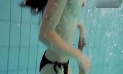 -koujiao-白虎萝.莉姐妹mei花泳池里全裸嬉戏