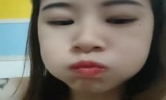 镜头前的小骚逼吃饱喝足全程露脸玩大黑牛，与小姐妹mei一起口交大鸡.巴伺候大哥，被大哥各种爆.草抽[chou]插射肚子上