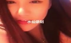 咩女网红在开房的酒jiu店里直播唠嗑，还露出了性.感的大.奶子 -
