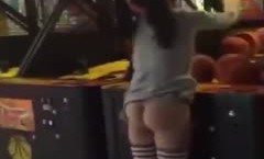 游戏厅露出投篮球