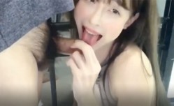 SWAG 骚屄被按在沙发和床上一顿猛𝓜操cao 最后.射给她吃