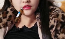 高gao颜值大耳环肥臀妹mei子露逼诱惑 退下裤子露出大屁股特写逼逼非常