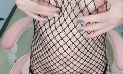 非常性.感的SEX苗条女神，穿着蕾丝格黑丝袜，轻声娇喘更诱人，这皮肤配粉奶粉真是绝！