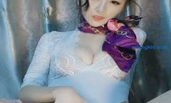 少.妇控要阵亡的节奏啊，射she精9分颜值的美少.妇，一双修长的大白腿，极品尤物，下面居然是粉的 而且还很紧