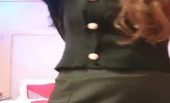 迷人的小骚露脸脱.光了拿AV棒自[zi]慰骚逼呻吟，穿好包臀裙去户外玩耍，马路边蹲着自[zi]慰骚逼喷尿，想叫不敢叫