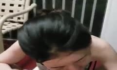 隔壁人都还没睡老婆就带我到阳台口交刺激 (1)